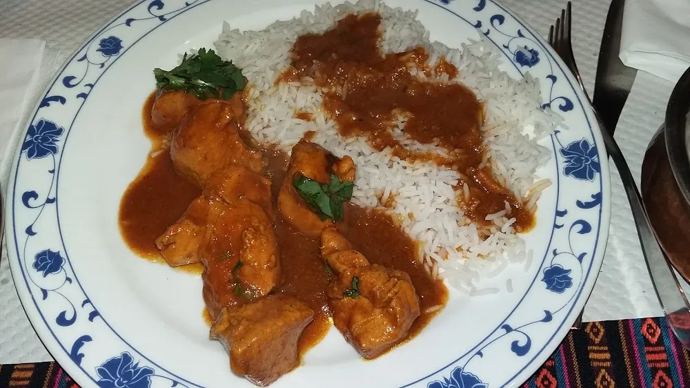 Poulet Au Curry Et À la Sauce Tomate Et Riz Blanc